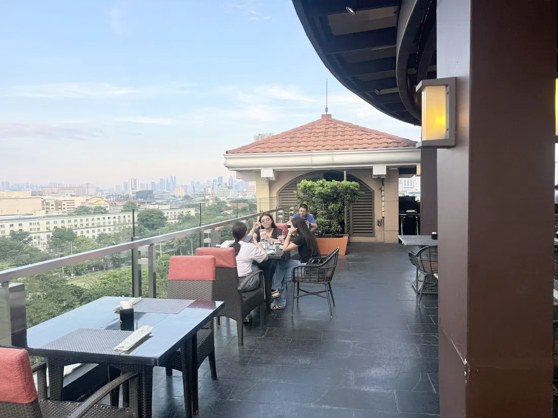 Sky Deck View Bar at The Bayleaf, Manille