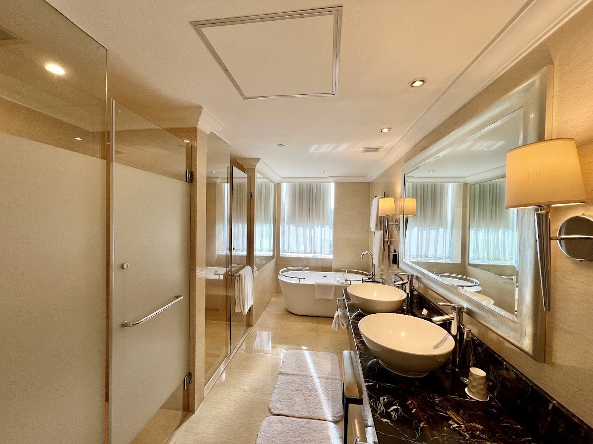 Raffles Makati — photo 3